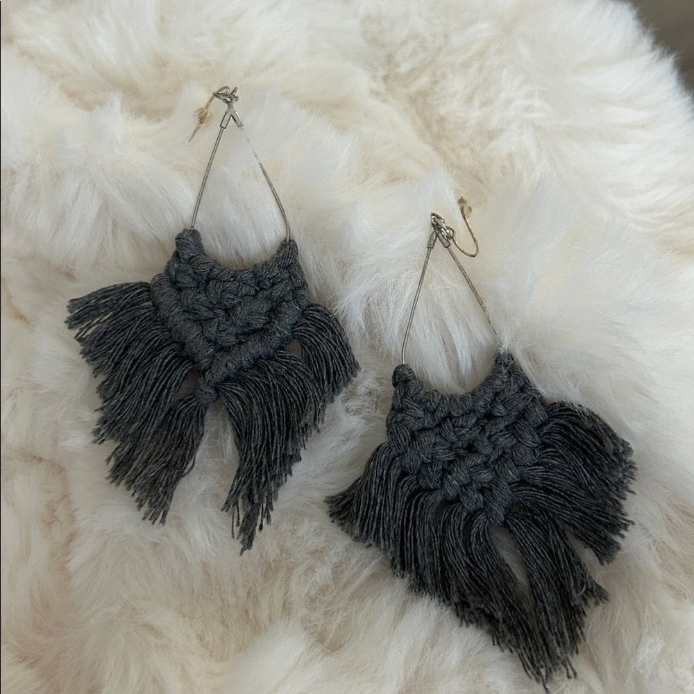 🩶EUC Custom grey macramé dangle earrings.